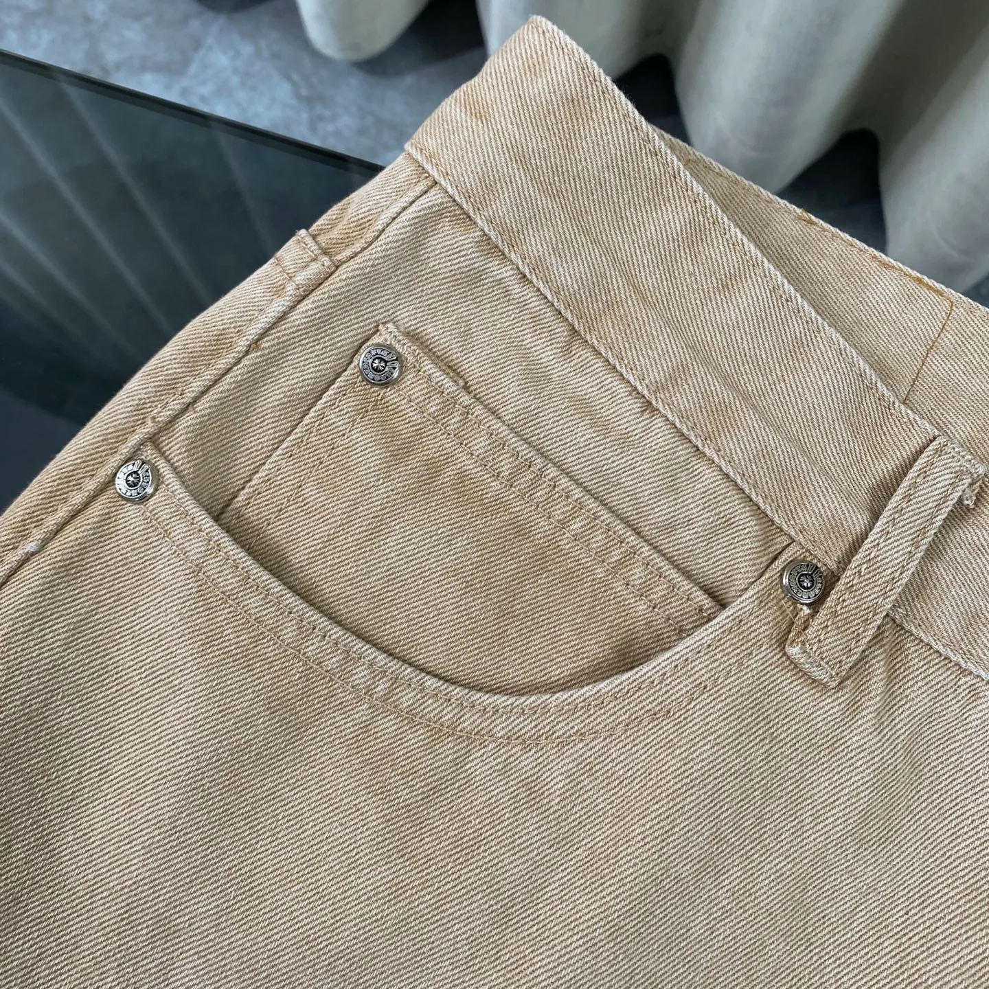 P240 CH Chromehearts Miami-limited fluorescent blue cross-patched khaki jeans, priced at 34W, patched with cross-patterns, washed jeans! ! An absolutely high-end luxury product, a 1.9W-level god-level single product, a super popular product, made by top heavy industry, a magic weapon that cannot be missed! [About Zangyin] This is an extremely luxurious fashion brand that can also be called the aristocracy of the high street. It has always been an exclusive brand for some hipsters or rich second generations. Compared with ordinary high streets, it is more luxurious and noble. Compared with luxury brands, it is more fashionable and individual. It has always been a brand that I have a special liking for. [Top heavy industry fashion design] Consistently high-street luxury style. Speaking of this style, the Zangyin family and GU family are definitely the leading representative brands. Especially the Zangyin family has really achieved a state-of-the-art effect in creating high-street style. The unique washed material is used to create this style. The color system is already quite eye-catching. After it is decorated with patchwork cross flowers, it cleverly highlights the charm of the brand. Secondly, this style uses classic The high-waist cutting design highlights the long legs and fashionable temperament of the upper body. The brand is highly recognizable and the slim fit configuration is more suitable for daily wear. It is a product that interprets personality, fashion, and specifications at a glance. This single product is enough to make any fan excited. It can be a white T-shirt for a youthful college style, or a tight suspender for a royal style. It has strong matching ability and can be easily controlled by men.  [Materials and craftsmanship] Needless to say, this point goes without saying. As an excellent craftsman brand, Zangyin’s requirements for details and craftsmanship are really perfect. The washed color of this model has gone through so many processes, not to mention the embellishment of denim appliques. It is also purely hand-made and sewn. Just like what they believe in, only hand-made things have soul and have the meaning of wear. A top-notch heavy-duty fashionable denim item, I look forward to your perfect interpretation! !  Color: Khaki Size: 28-34
